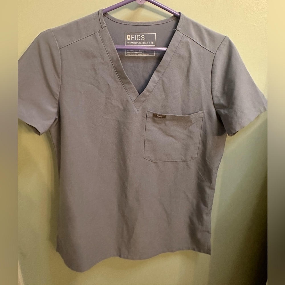 Figs scrub top